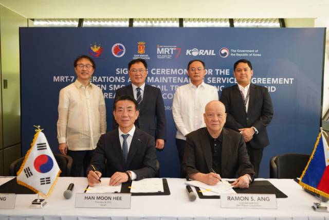 백원국(뒷줄 왼쪽 두 번째) 국토교통부 제2차관과 한문희(앞줄 왼쪽) 한국철도공사 사장이 참여한 수주지원단이 22일 오전 9시(현지 시각) 필리핀 마닐라에서 수주한 마닐라 도시철도 운영 및 유지 보수 사업 계약을 체결하고 기념 촬영을 하고 있다. 사진 제공=국토교통부