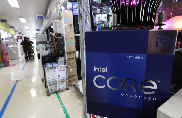 서울 용산구의 한 컴퓨터 상가에 전시된 그래픽카드. 연합뉴스