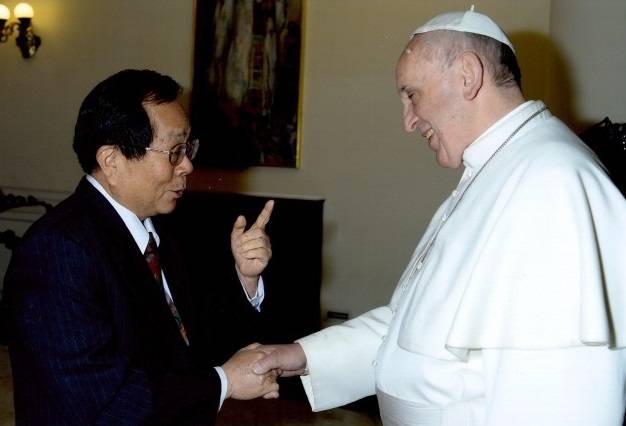 성염(왼쪽) 전 주교황청 대사가 2013년 11월 바티칸 내 교황 거처인 산타 마르타의 집에서 프란치스코 교황을 알현하고 있다. 성염 대사 제공