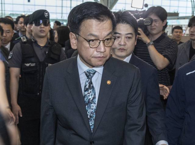 최상목 부총리 겸 기획재정부 장관이 미국 워싱턴 DC에서 열리는 '한미 2+2 통상 협의'와 '주요 20개국(G20) 재무장관회의'에 참석차 22일 인천공항을 통해 출국하고 있다. 연합뉴스.