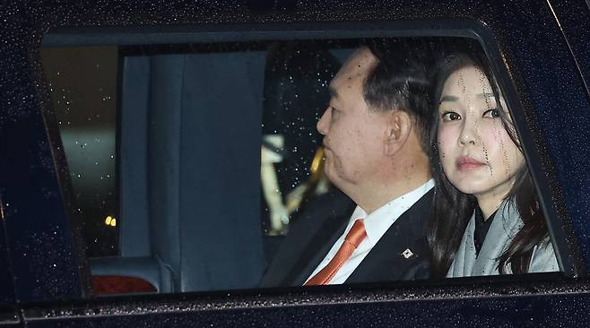 2023년 12월12일 네덜란드 국빈 방문 당시 차량에 탑승한 윤석열과 김건희씨. ⓒ연합뉴스