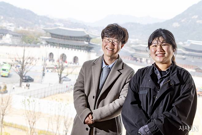 ‘윤석열즉각퇴진·사회대개혁 비상행동’은 지난 123일 동안 탄핵 집회를 주도했다. 심규협 사무국장(왼쪽)과 박민주 행진팀장. ⓒ시사IN 박미소