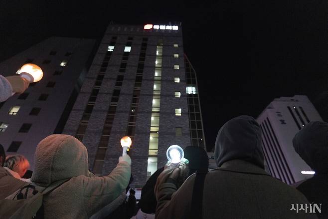 2024년 12월7일 윤석열 탄핵소추안이 국회에서 통과되지 않자 응원봉을 든 시민들이 국민의힘 당사 앞에서 집회를 열었다. ⓒ시사IN 이명익