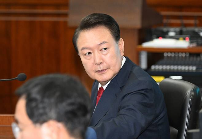 윤석열 전 대통령이 4월21일 서울 서초구 서울중앙지법에서 열린 내란 우두머리 혐의 형사재판 2차 공판에 출석해 있다. ⓒ 연합뉴스