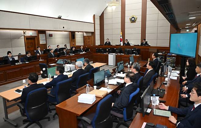 4월21일 서울 서초구 서울중앙지법에서 열린 내란 우두머리 혐의 형사재판 2차 공판이 시작되고 있다. ⓒ 연합뉴스