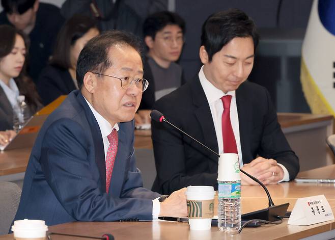 홍준표 국민의힘 대선 경선 후보(왼쪽)가 22일 서울 용산구 대한의사협회에서 열린 간담회에서 발언하고 있다. ⓒ연합뉴스