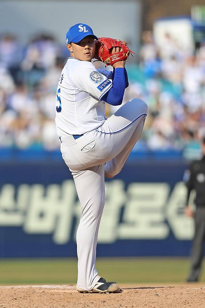 삼성 배찬승이 스포츠동아와 ‘셀럽챔프’가 공동 진행하고 있는 ‘2025년 봄, 꽃을 활짝 피울 우리 팀 프로 새싹 신인왕 후보는 누구?’ 투표에서 첫 날 49.37%의 득표율을 기록하며 1위를 차지했다. 올해 팀 즉시 전력으로 활약 중인 신인들 중에서도 가장 강렬한 첫 인상을 남겼다. 사진제공｜삼성 라이온즈