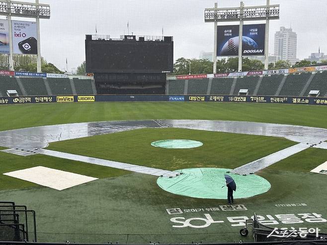 22일 NC-LG전을 앞둔 잠실구장에 비가 내리고 있다. 잠실｜강산 기자