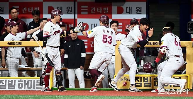 22일 서울 고척스카이돔에서 ‘2025 신한 SOL 뱅크 KBO리그’ 키움 히어로즈와 두산 베어스의 경기가 열렸다. 3회말 2사 1루에서 키움 푸이그가 투런 홈런을 쏘아 올린 후 동료들의 환영을 받고 있다.

    고척 ｜ 김민성 기자 marineboy@donga.com