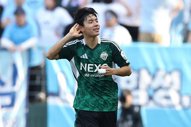 전북 전진우가 지난 20일 홈에서 열린 대구전에서 골을 터뜨린 뒤 팬들의 함성을 듣고 싶다는 세리머니를 취하고 있다. 프로축구연맹 제공