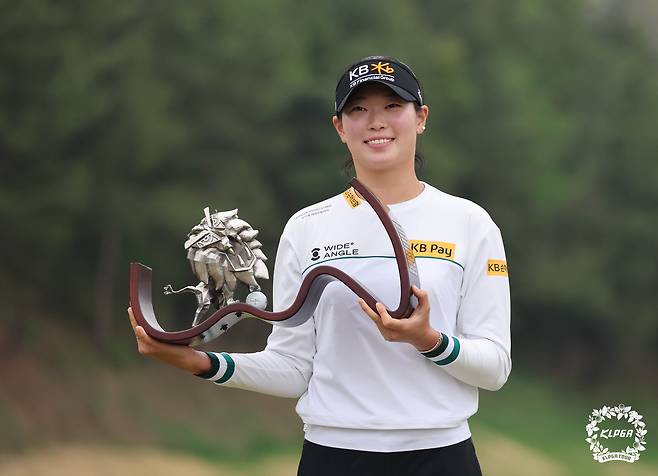 방신실이 지난 20일 KLPGA 투어 넥센·세인트나인 마스터즈에서 우승한 뒤 트로피를 들고 있다.  KLPGA 제공