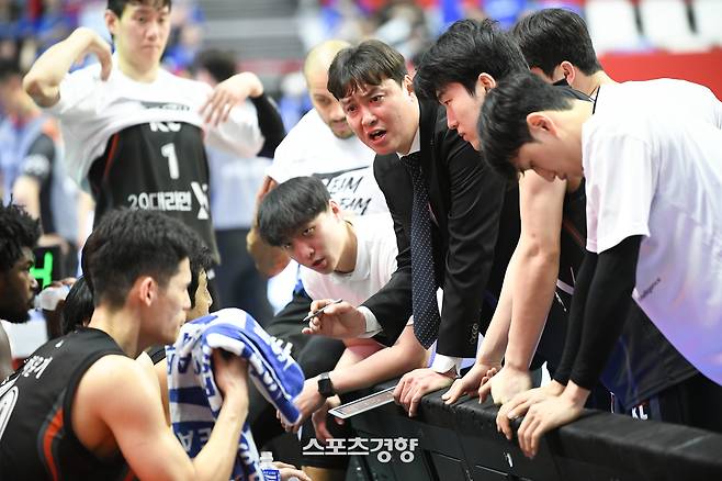 송영진 KT 감독(가운데) | KBL 제공