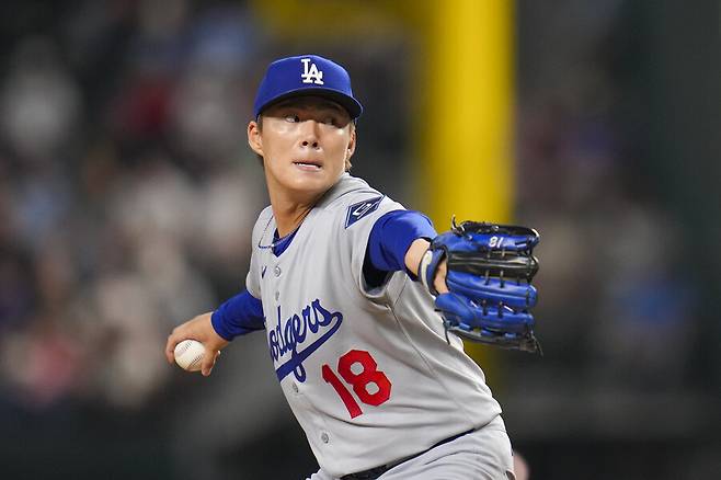 ▲ 19일(한국시간) 미국 텍사스주 알링턴 글로브 라이프 필드에서 열린 2025 메이저리그 텍사스 레인저스와 경기에 선발 등판한 야마모토 요시노부는 7이닝 동안 5피안타 10탈삼진 무실점 호투로 승리를 이끌었다. ⓒ연합뉴스/AP