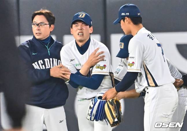 NC 김성욱이 11일 사직 롯데전에서 3회초 수비 도중 어깨를 부여잡고 고통스러워하고 있다.