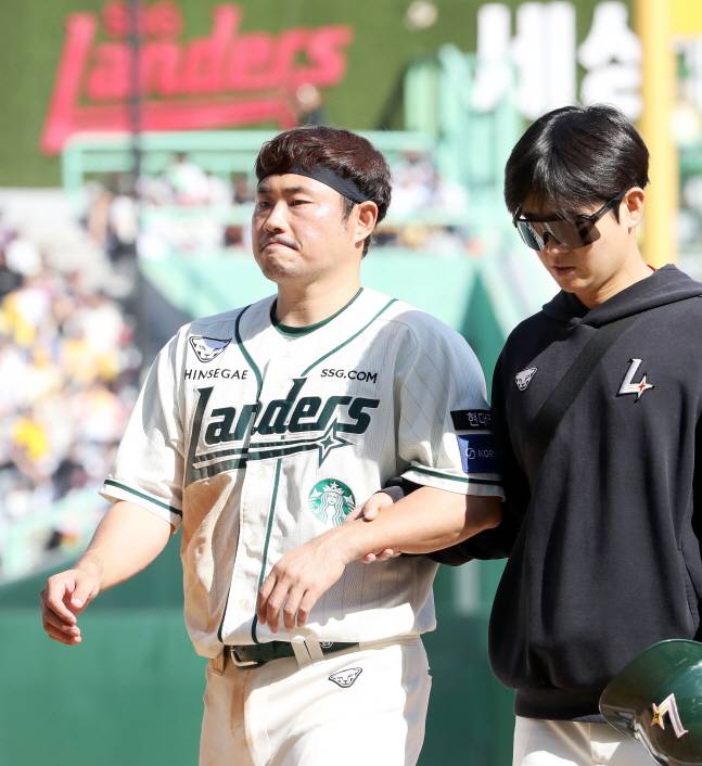 SSG 이지영(왼쪽)이 20일 LG전 도루 도중 햄스트링을 다쳐 교체아웃되고 있다. /사진=SSG 랜더스 제공