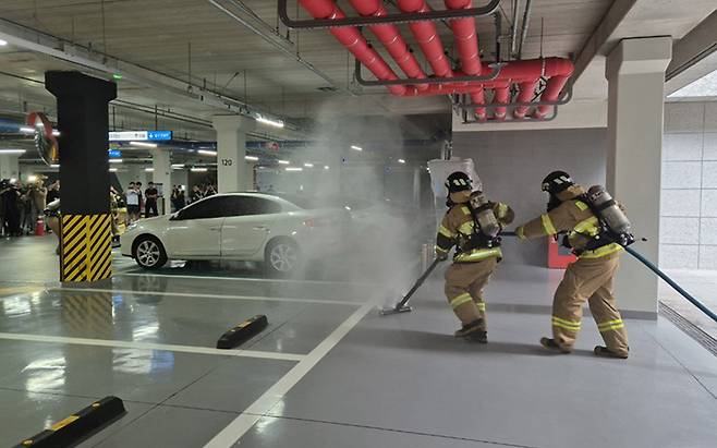아파트 지하주차장은 전기차 화재사고에 취약할 수밖에 없다.[사진 | 뉴시스]