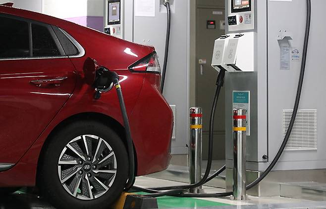 스마트제어 충전기 보급률을 높이면 화재사고 예방에 도움이 될 것으로 보인다.[사진 | 뉴시스]