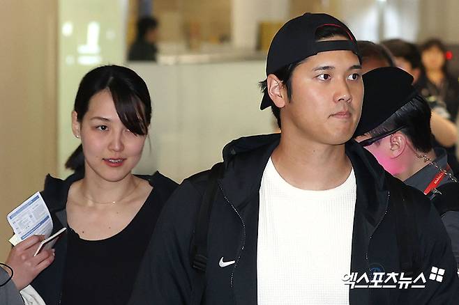 지난해 3월 한국을 찾았던 미국 메이저리그 LA 다저스의 오타니 쇼헤이(오른쪽)와 아내 다나카 마미코. 오타니는 지난 20일(한국시간) 자신의 SNS를 통해 득녀 소식을 알렸다. 사진 엑스포츠뉴스 DB