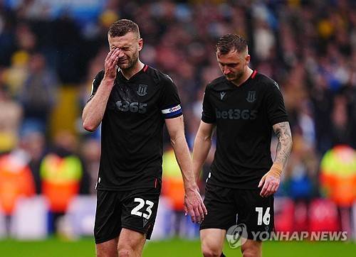 마크 로빈스 감독이 이끄는 스토크 시티가 22일(한국시간) 영국 리즈에 있는 앨런드 로드에서 열린 리즈 유나이티드와의 2024-2025시즌 챔피언십 44라운드 원정 경기에서 무려 0-6 대패를 당했다.&nbsp;  배준호가 선발 출장해 활약했지만, 팀 수비진이 무너지면서 별다른 활약을 하지 못했다. 스토크는 2연승 행진이 좌절됐다. 승점 50(12승14무18패)에 머무른 스토크는 강긍권 순위인 22위 루턴타운(승점46)과 승점 차가 단 4점에 불과하다.&nbsp;연합뉴스