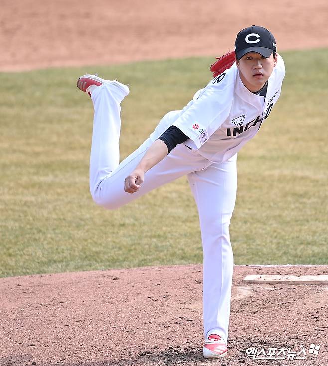 LG 투수 김주온은 지난 20일 인천 SSG랜더스필드에서 열린 '2025 신한 SOL Bank KBO 리그' SSG와 주말 3연전 마지막 경기에서 선발 등판했다. 제구가 흔들리며 아웃카운트 하나를 잡는 동안 4사구 4개를 내주며 무너졌다. 사진은 SSG 시절 김주온. 엑스포츠뉴스 DB