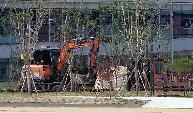 교내 누비는 굴착기·지게차 세종 캠퍼스고등학교에서 작업 중인 굴착기와 지게차.[촬영 양영석 기자]