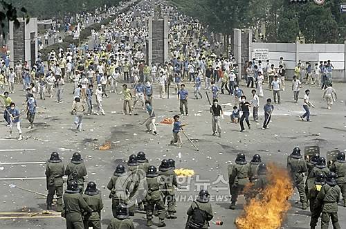 1988년 8월 전대협(전국대학생대표자협의회) 시위 전대협이 1988년 8월15일 연세대에서 8.15 남북학생회담 출정 강행을 위해 교문 밖으로 진출하기 위해 시위를 벌이고 있다. [연합뉴스 사진]