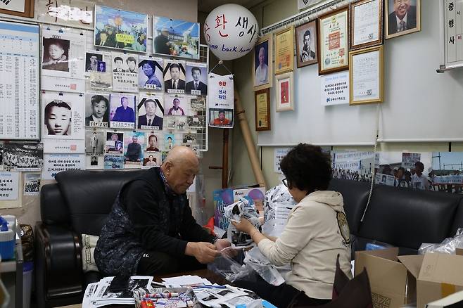 풍선 만드는 납북자가족 [납북자가족모임 제공. 재판매 및 DB 금지]