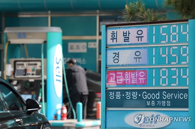 유류세 인하 연장…인하폭 축소, 휘발유 15→10%·경유 23→15% [연합뉴스 자료사진]