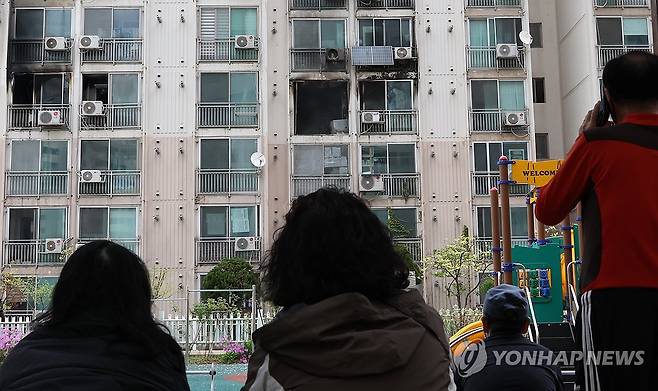 관악구 봉천동 아파트 화재 (서울=연합뉴스) 이진욱 기자 = 21일 서울 관악구 봉천동 한 아파트에서 화재가 발생, 주민들이 현장을 바라보고 있다. 2025.4.21 cityboy@yna.co.kr