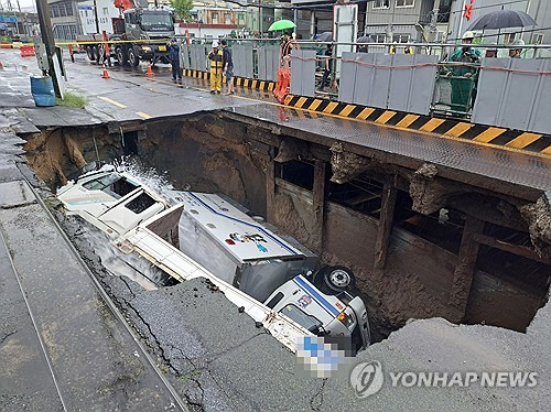지난해 9월 부산 사상∼하단 도시철도 2공구에서 발생한 땅 꺼짐 [부산시 제공. 재판매 및 DB 금지]