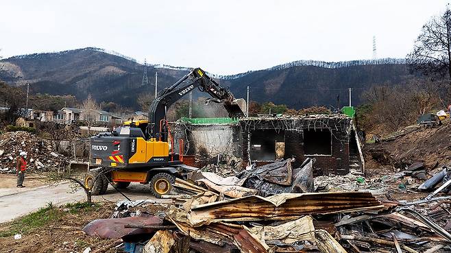 영덕 산불 피해 주택 철거 시작 [연합뉴스 사진]