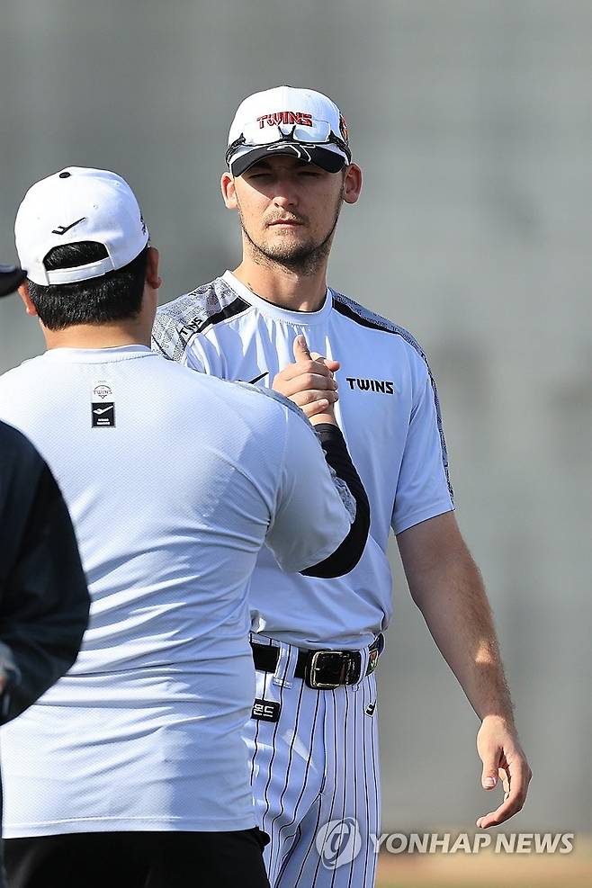 LG가 스프링캠프에 초청한 호주 투수 코엔 윈 (스코츠데일[미국 애리조나주]=연합뉴스) 신현우 기자 = 호주프로야구(ABL) 시드니 블루삭스 우완 투수 코엔 윈이 13일(현지시간) 미국 애리조나주 스코츠데일 인디언 스쿨 공원 야구장에서 열린 LG 트윈스 1차 스프링캠프에 초청 선수로 참가해 훈련하고 있다. 2025.2.14 nowwego@yna.co.kr