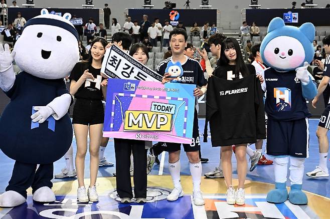 21일 챔피언결정전 1차전 MVP로 뽑힌 두산 강전구(왼쪽에서 네 번째) [한국핸드볼연맹 제공. 재판매 및 DB 금지]