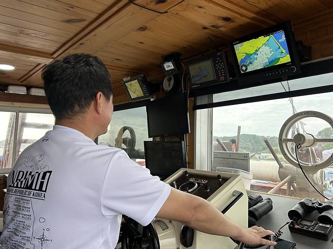 시범 운항하는 조선통신사선      (목포=연합뉴스) 김예나 기자 = 지난 21일 전남 목포 국립해양유산연구소에서 열린 조선통신사선 시범 운항 모습. 과거 선통신사들이 탄 배를 재현한 선박은 이달 28일 부산을 출발해 한일 국교정상화 60주년을 맞는 올해 처음으로 일본 오사카까지 항해한다. 사진은 김성원 선장. 2025.4.22
    yes@yna.co.kr