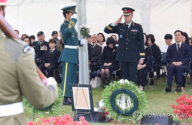 캐나다 참전용사 유엔기념공원 안장식 (부산=연합뉴스) 강선배 기자 = 22일 부산 남구 유엔기념공원 참전용사 묘역에서 한국전쟁 캐나다 참전용사 고(故) 윌리엄 크라이슬러 씨의 유해 안장식이 진행되고 있다. 2025.4.22 sbkang@yna.co.kr