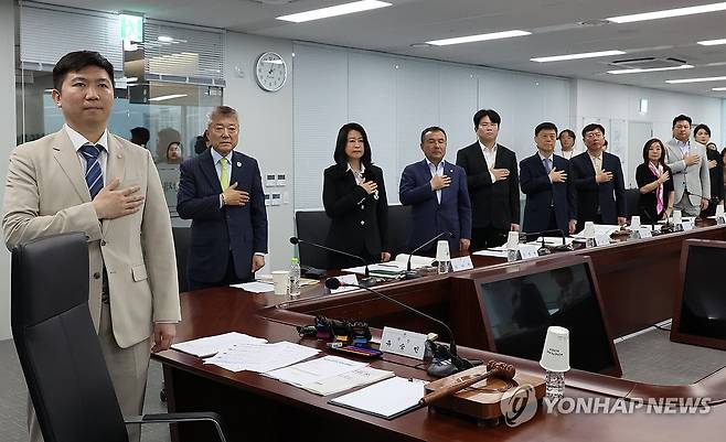 국기에 경례하는 유승민 대한체육회장 (서울=연합뉴스) 이진욱 기자 = 22일 서울 송파구 올림픽회관에서 열린 제2차 대한체육회 이사회에서 유승민 대한체육회장이 국기에 경례하고 있다. 2025.4.22 cityboy@yna.co.kr