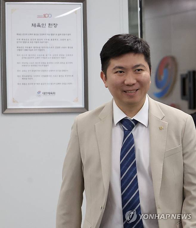 이사회 입장하는 유승민 대한체육회장 (서울=연합뉴스) 이진욱 기자 = 유승민 대한체육회장이 22일 서울 송파구 올림픽회관에서 열린 제2차 대한체육회 이사회에 입장하고 있다. 2025.4.22 cityboy@yna.co.kr