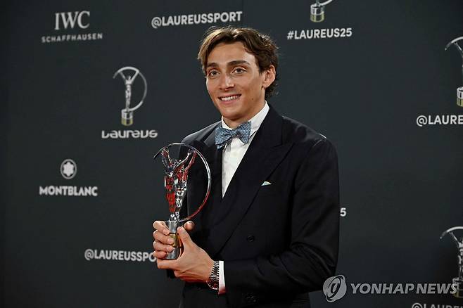 라우레우스 올해의 남자선수상을 받은 아먼드 듀플랜티스. [AFP=연합뉴스]