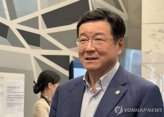 질문에 답하는 이찬희 삼성 준감위원장 (서울=연합뉴스) 강태우 기자 = 이찬희 삼성준법감시위원회 위원장이 22일 서울 서초구 삼성생명 서초사옥에서 열리는 삼성 준감위 회의에 참석하며 취재진 질문에 답변하고 있다. 2025.4.22 burning@yna.co.kr