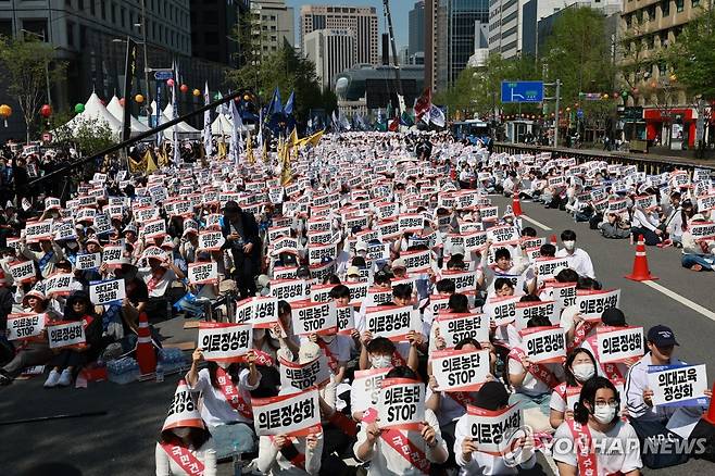 '의료정상화를 위한 전국의사궐기대회' (서울=연합뉴스) 신현우 기자 = 20일 서울 중구 숭례문 인근 세종대로에서 대한의사협회가 연 '의료정상화를 위한 전국의사궐기대회' 참가자들이 정부의 의대 증원 정책과 의료개혁특별위원회 운영 등을 규탄하며 구호를 외치고 있다. 2025.4.20 nowwego@yna.co.kr