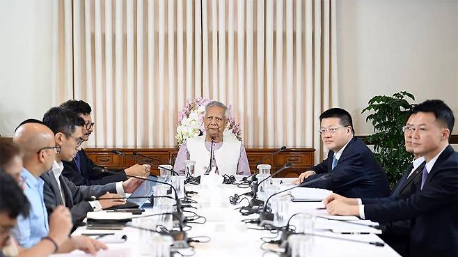 유누스 최고고문(가운데)과 야오원 중국 대사(오른쪽서 세번째) [방글라데시 일간 다카트리뷴 캡처. 재판매 및 DB 금지]