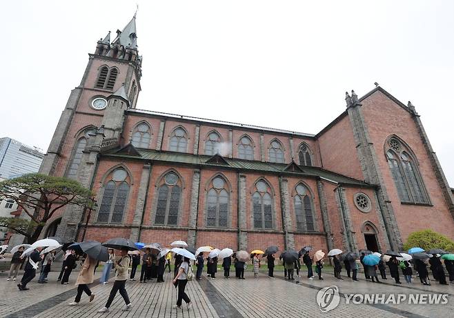 프란치스코 교황 빈소 추모 발길 (서울=연합뉴스) 서명곤 기자 = 22일 서울 중구 명동대성당 지하성당에 마련된 프란치스코 교황 빈소를 찾은 추모객들이 줄을　서고 있다．2025.4.22 seephoto@yna.co.kr