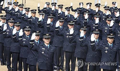 임관 선서 (청주=연합뉴스) 한상균 기자 = 12일 청주 공군사관학교에서 제73기 졸업 및 임관식에서 졸업생들이 소위 임관 선서를 하고 있다. 2025.3.12