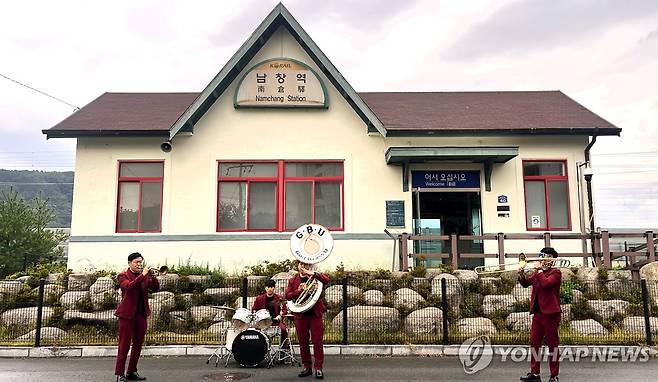 울주문화재단 '남창역 전성시대' 공연 모습 [울주문화재단 제공]