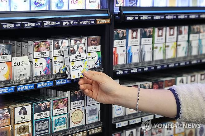 서울 시내 편의점의 담배 판매대 모습. [연합뉴스 자료사진]