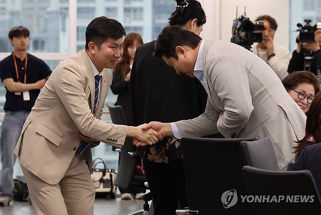 참석자와 인사하는 유승민 대한체육회장 (서울=연합뉴스) 이진욱 기자 = 22일 서울 송파구 올림픽회관에서 열린 제2차 대한체육회 이사회에서 유승민 대한체육회장이 참석자들과 인사하고 있다. 2025.4.22 cityboy@yna.co.kr