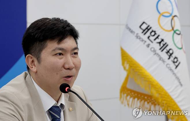 발언하는 유승민 대한체육회장 (서울=연합뉴스) 이진욱 기자 = 22일 서울 송파구 올림픽회관에서 열린 제2차 대한체육회 이사회에서 유승민 대한체육회장이 발언하고 있다. 2025.4.22 cityboy@yna.co.kr