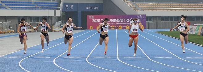 김다은, 여자 200ｍ 우승 (서울=연합뉴스) 김다은(왼쪽 세 번째)이 22일 경북 구미시민운동장에서 열린 2025 구미아시아육상경기선수권 최종선발대회 여자 200ｍ 결선에서 가장 먼저 결승선을 통과하고 있다. [대한육상연맹 제공. 재판매 및 DB금지]