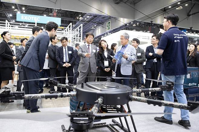 전시관을 둘러보는 박상우 국토교통부 장관 [국토교통부 제공. 재판매 및 DB 금지]