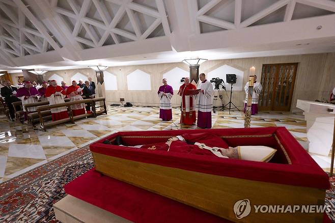 관에 안치된 프란치스코 교황 [AFP/교황청 제공 연합뉴스. 재판매 및 DB 금지]